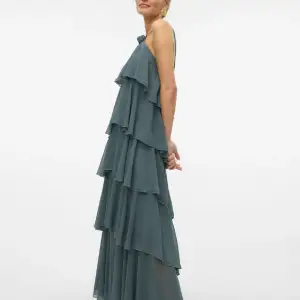 Säljer denna fina klänning som är helt slutsåld. Helt ny i original förpackning. Säljer pga storleken inte passade🩷🩷Är det flera som är intresserade blir det budgivning. (Bild 2 och 3 är bild på klänningen i storlek xs) 
