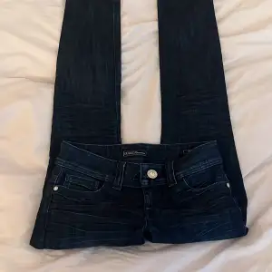 Lågmidjade raka jeans från guess!💞 midjemåttet rakt över är 35cm och innerbenslängden är 82 cm. Använd ”köp nu”