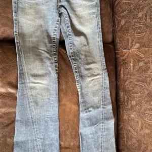 Säljer dessa sjukt snygga true religion jeans i en bootcut modell med super låg midja. Är helt kär i dessa jeans så är jätte ledsen att de tyvärr inte passar mig längre. midjemåttet:37 cm, innerbenslängden: 79 cm. Har inga bilder på då de ej passar.💗