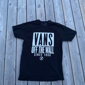 Vans t-shirt  - Tja, säljer denna helt oanvända vans t-shirt då den inte kommer till användning! Eftersom den är oanvänd så finns det inte några defekter alls. retail pris 449 vårt pris 299 Dalarna_resell