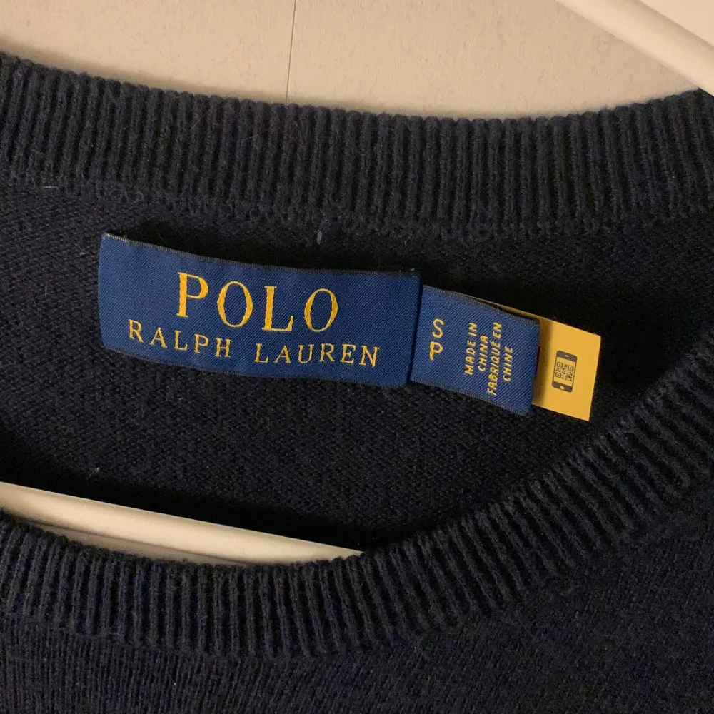 Säljer nu min marinblåa Ralph lauren tröja då den är lite för stor, använd men fortfarande i väldigt bra skick utan några som helst defekter storlek S men skulle säga att den bara passar M   Nypris ≈ 2500💥   Mitt pris - 450💥. Stickat.