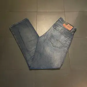 Säljer nu dessa riktigt feta och sällsynta jeans från Ralph Lauren, USA. Skicket är mycket bra. Storlek 30/32. Slim/regular passform. 
