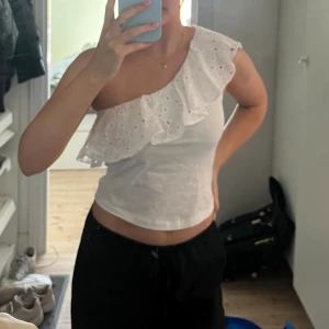 Volang blus - Super söt blus med volang. Köpt på Sellpy men är från början från Mango. Storlek S men sitter är liten i storleken. Skulle säga att den passar en xs💞