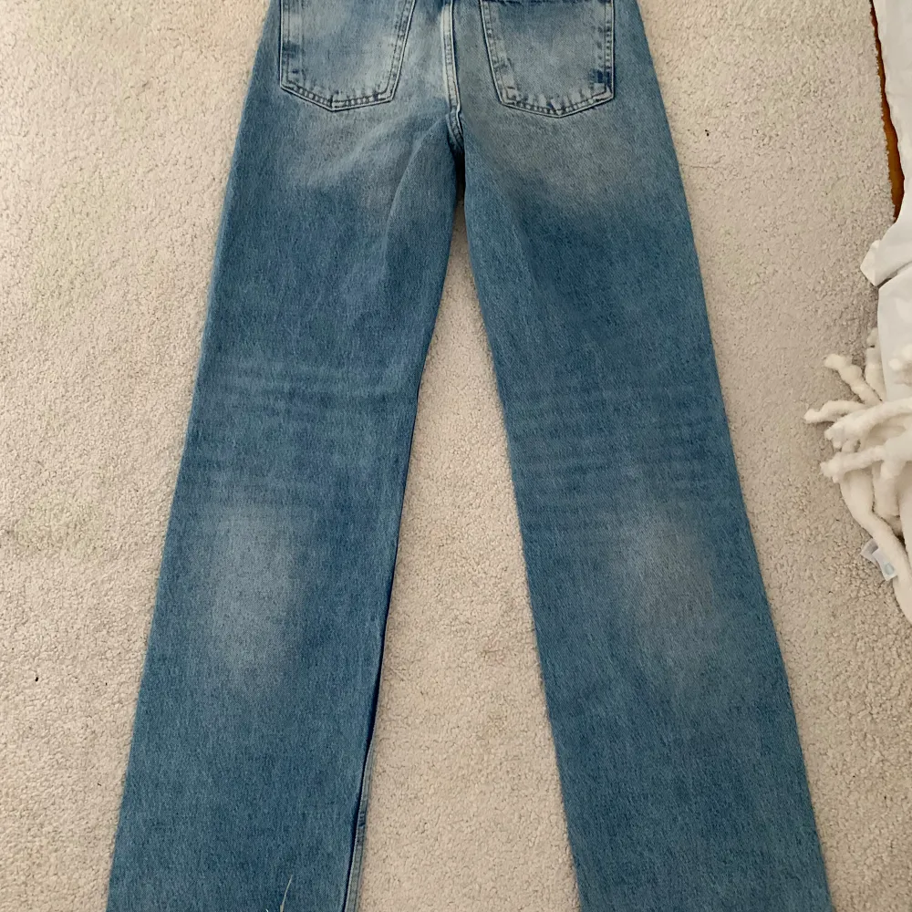Super snygga ljusblåa highwaist straight jeans med hål på knät. Knappt använd🤌🏽🤌🏽. Jeans & Byxor.