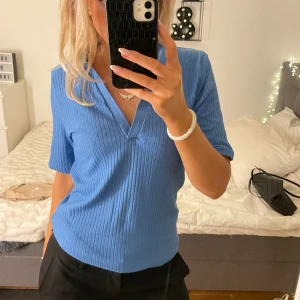 Piké tröja - UNDERBAR färg på tröjan! 💙 Använd några gånger. Bra skick! 