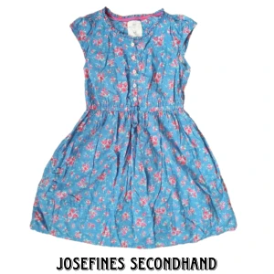 Blommig blå klänning med FICKOR - Blå klänning från H&M i blommigt mönster. Har en rosett band i midjan som kan jsutera storleken lite och fickor. Är i jättefint skick