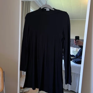 Klänning med polokrage - Stilren klänning med polokrage.  Från Gina Tricot, storlek M.  150:-. 