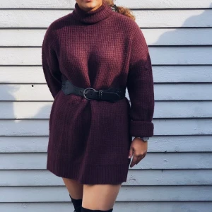 Stickad klänning  - Snygg stickad klänning från Na-kd i kollektion med Linn Ahlborg.  Gott skick.  Storlek S.  200:-. 