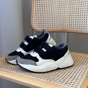 Skor  - Sportig platåskor.  Storlek 37.  Inte mycket använda.  300:-. 