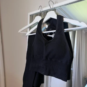 Ribbat träningsset  - Byxa & träningstopp i ribbat material.  Stl XS.  200:-. 