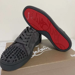 Christian Louboutin - Ska beställa äkta loubs för dig med kvitto sprickor/utan KOLLA KOMENTARER!!