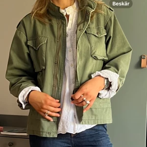 Grön zara jacka  - Säljer denna skitsnygga jacka från zara som jag älskar så mycket den är så snygg nu i sommar ❤️❤️ så cool och säljs inte längre 