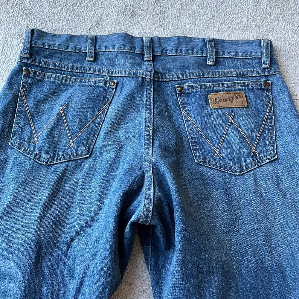Baggy bootcut jeans i väldigt bra skick. Finns ingen storlek i byxorna men passar M/180cm. Mått:  Inseam: 79cm Waist: 48cm Benöppning: 23,5cm. Jeans & Byxor.