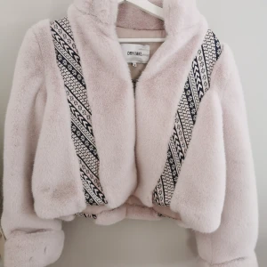 Vit fuskpäls från Dry Lake  - Superfin fuskpäls från Dry Lake. Storlek small. 