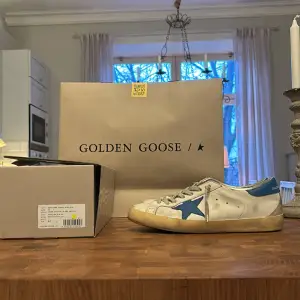 Ett par Golden goose SUPER-STAR sneakers köpta i goolden goose affär i London ett par månader sedan, är i bra skick bara att hojta till om ni har några frågor? Ps skorna sitter en storlek för lite. 