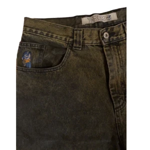 Polar 93  - Polar denim i färgen yellow/black den junkyard! Dessa är till för dig som söker jeans i en annan färg är svart o blå och som söker baggyness. De är fett sköna och man går i de med swag. Defekterna syns på bilden. Skicka prisförslag!!