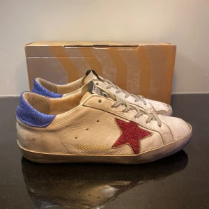 Golden goose - Hej. Säljer dessa väl använda golden goose skor i skick 6/10. Lite av slitningarna är design. Nypris:5000kr mitt pris:2099.  Vid köp tillkommer skorna och orginal box.  Pris kan diskuteras🤝 Vid köp eller frågor är det bara att skriva! Mvh/reselluxe