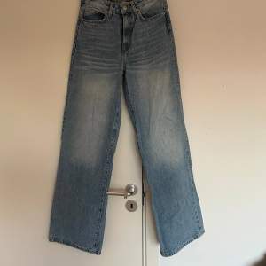 Säljer dessa supersnygga lite Wide leg jeans från lager 157. Skriv vid intresse av fler bilder. 