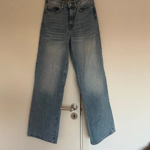 Wide leg jeans - Säljer dessa supersnygga lite Wide leg jeans från lager 157. Skriv vid intresse av fler bilder. 