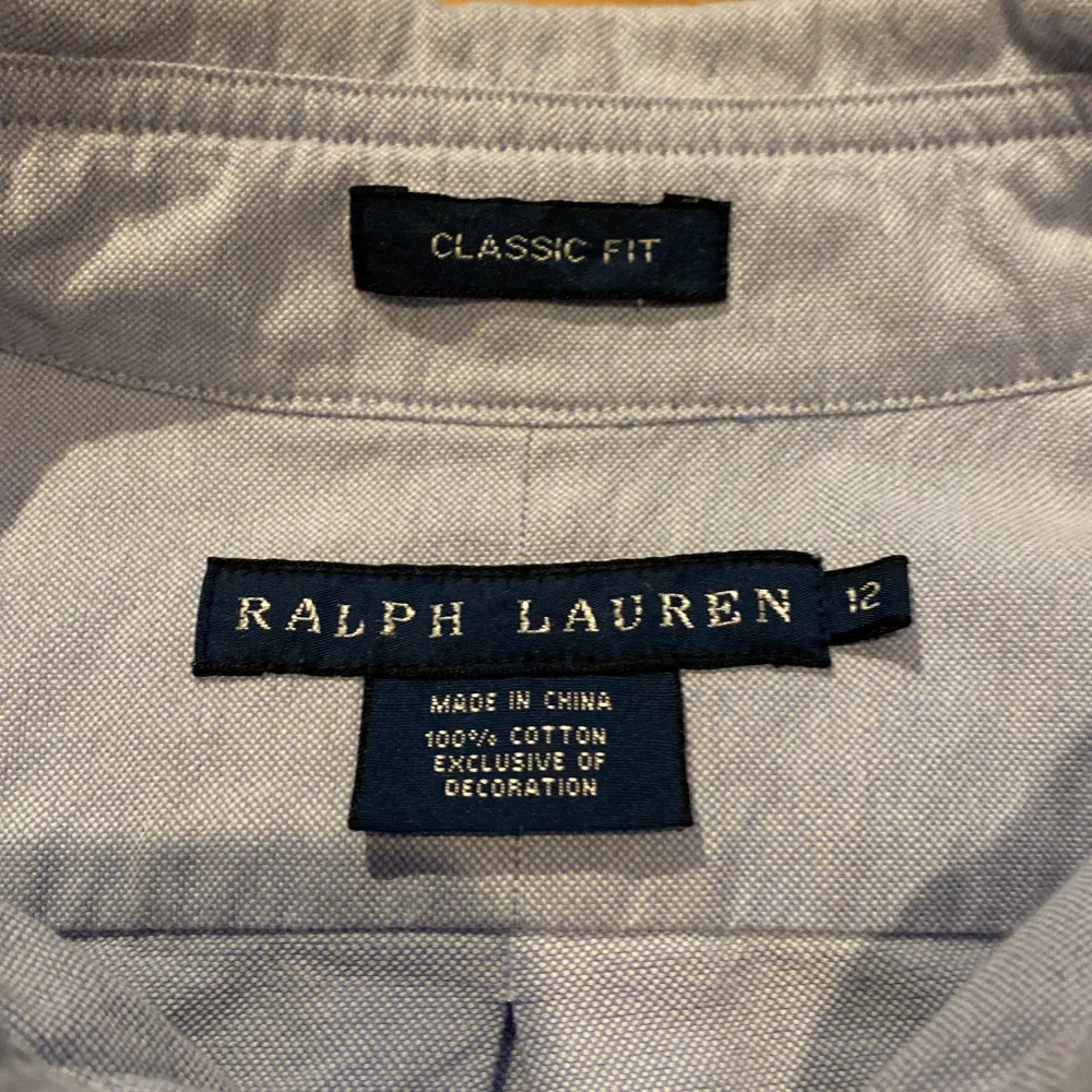 En mycket fin ljusblå skjorta från Ralph lauren i mycket bra skick. Storlek 12 vilket motsvarar M.. Skjortor.