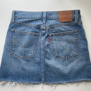 Levis jeanskjol - Jeanskjol från Levis i storlek 26. Motsvarar 34/36! Superbra skick endast använd en gång! 