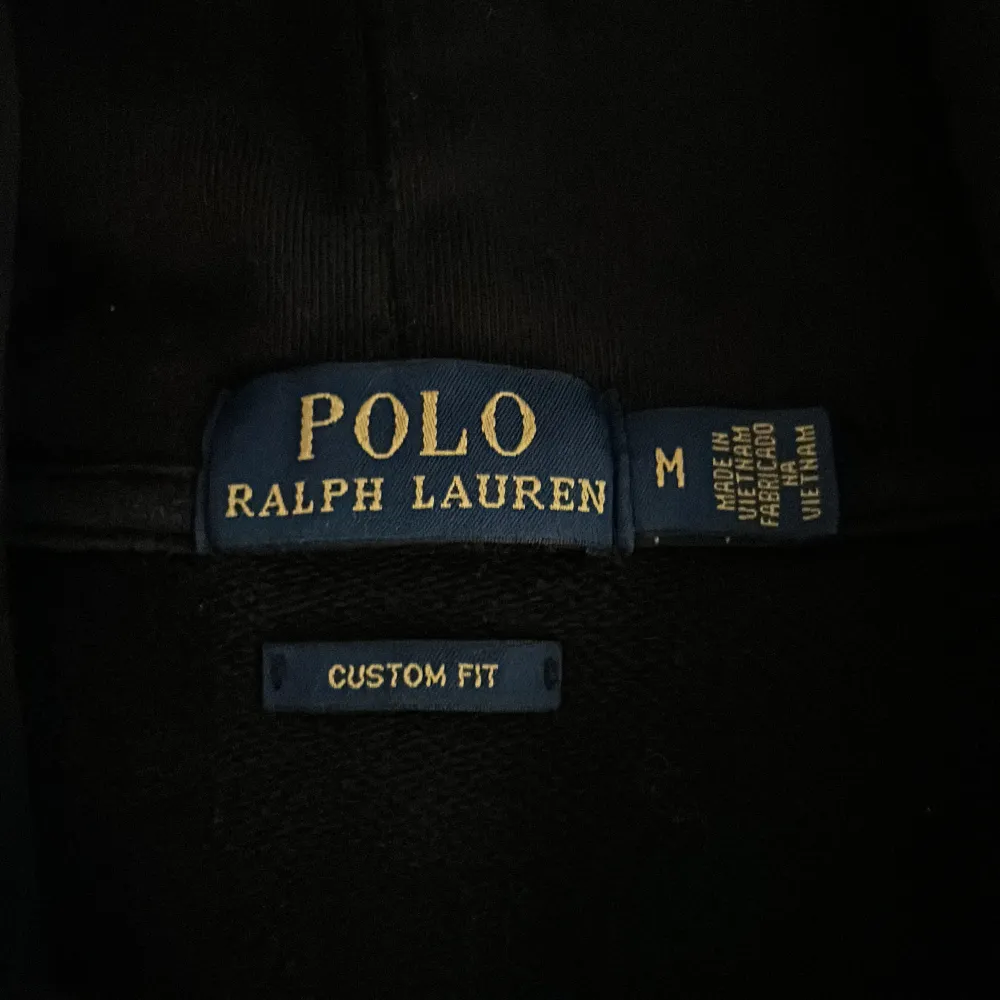 Säljer nu min eftertraktade svarta ralph lauren zip hoodie ifrån den äldre kollektionen i felfritt skick. Nypris ligger uppåt 1500. Säljes då den ej används längre!. Hoodies.