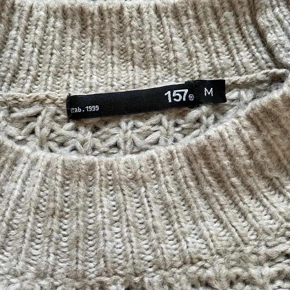 Säljer denna stickade tröja från lager 157. Tröjan är rätt nopprig, men nopprorna går att klippa bort, bortsett från detta är det bra skick! Kom privat för fler frågor!. Tröjor & Koftor.