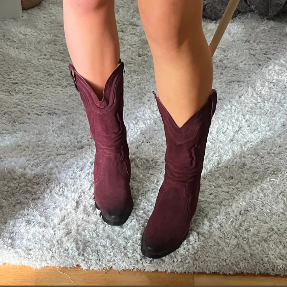 Jätte fina vinröda cowboy boots som tyvärr är för små för mig💕💕. Skor.