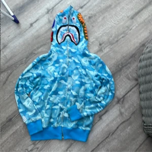 Bape hoodie - Säljer min bape hoodie! Säljer den för den är för liten. Den är i helt okej skick. Den är storlek M. Säljer den för 599kr!