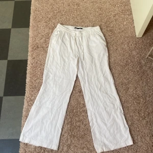 Lågmidjade linnebyxor  - Ett par linnebyxor som är nästintill oanvända !!