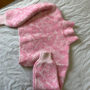 Söt stickad  - Som ny, jätte fin på! 