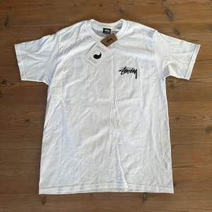 Our Legacy X Stussy T-shirt - Säljer nu en Our Legacy X Stussy t-shirt med begränsad upplaga. Helt oanvänd. 10/10 skick. Perfekt till sommaren☀️ 