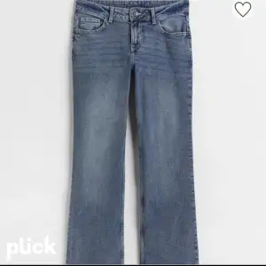 Blå low waist bootcut jeans, köpta här på plick men märket är HM. Säljs inte längre. Kontakta mig privat vid frågor eller intresse 