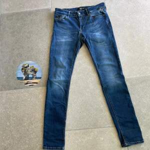 Replay jeans | skick 9/10 | Size - 29/30 | Modell - Anbass Hyperflex | Nypris - 1500 kr | Fraktar via PostNord eller instabox på köparens bekostnad | Tveka inte att fråga vid minsta fundering!