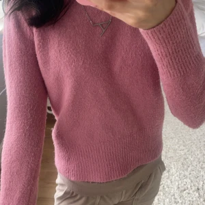 Rosa stickad tröja - Säljer denna jätte fina tröjan från Mango, säljer den då den inte kommer till användning längre! Den ät i storlek S men skulle säga att den sitter bättre som XS