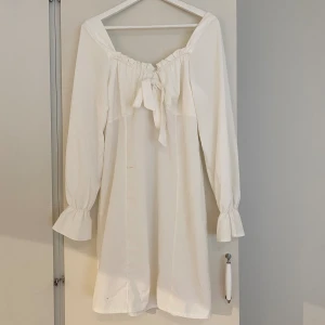 Vit klänning  - Klänning som passar till studenten. Strl L 50kr