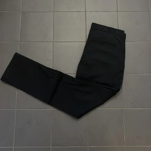 Bläck byxor - Sjukt stiliga och kvalitet byxor från bläck! Perfekta byxan inför sommsrkvällar om du vill vara stilig! Mer åt stockholmstil hållet! Perfekt kondition!