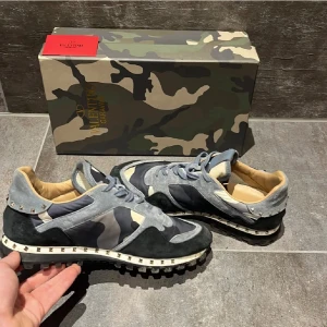 Valentino rockrunners  - Valentino rockrunners! | skick 8/10 inga defekter bara lite smuts och alla spikar är kvar. Nypris ungefär 8000kr, storlek 44. Priset är inte hugget i sten, hör gärna av er vid funderingar!