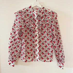 Blus från Custommade - Blommig blus från Custommade med puffärm och pärlknappar. Använd endast 2 ggr ❤️ Nypris: 2599 kr  Mitt pris: 950 kr 