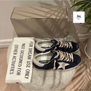 Golden goose skor - Säljer mina jävligt feta golden goose skor som är i otroligt skick 10/10. Storlek 41 sitter 42 också. Har allt og, inklusive kvitto. Släppet dom nu för bara 4500! Är även intresserad av byten mot andra golsen goose. Priset är diskuterbart.