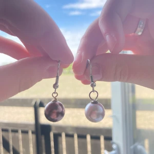 Örhängen  - Örhängen med pärlor på.