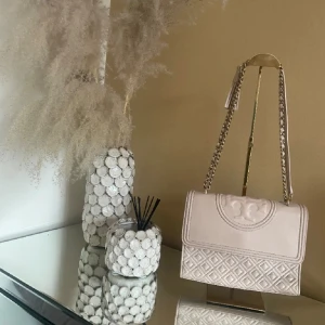 Torry-burch väska  - Jag säljer denna fina torryburch-väskan Eftersom jag inte har använt den så mycket. Den är äkta i färgen beige och helt ny. Jag har bara använt den 4 gånger, så den är i perfekt skick utan något slitage. Orginalpriset för väskan=7525 säljer för 3000 