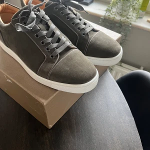 Christian Louboutin Mörk Grön - Ett par Christian Louboutin i färgen mörkgrön. Väldigt sparsamt använda, ej några större tecken på användning förutom under skon. Box osv tillkommer, skriv vid frågor.