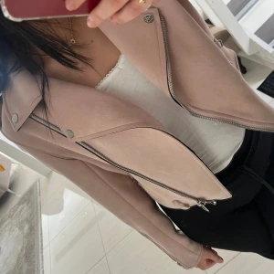 Zara jacka 💕 - Säljer min slutsålda zara jacka för 400 priset kan diskuteras. Storlek M men skulle nog säga att den passar XS/S mest då den är liten i storleken.💕