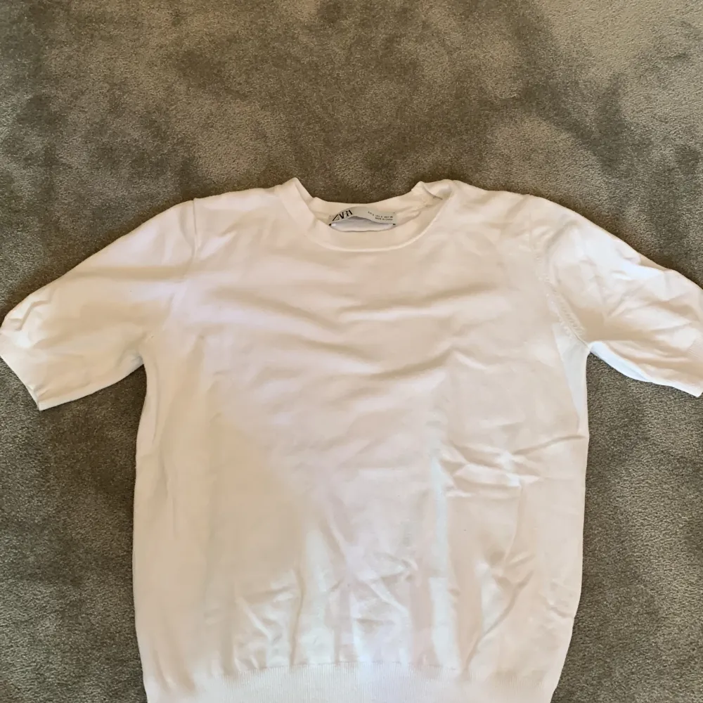 Fin vit trekvarts tröja från Zara som passar till allt. Säljer pgr av att jag inte längre använder den för att den är för liten. Har använt några gånger men ser helt ny ut. Kan gå ner i pris vid snabbt köp❤️. T-shirts.