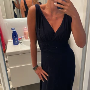 Balklänning - Marinblå balklänning. Klassisk och tidlös. Passar S samt M!