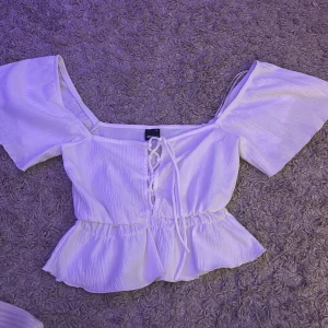 Vit topp - Aldrig använd tidigare. Fin och gullig vit topp som är fin till vardags och sommaren.