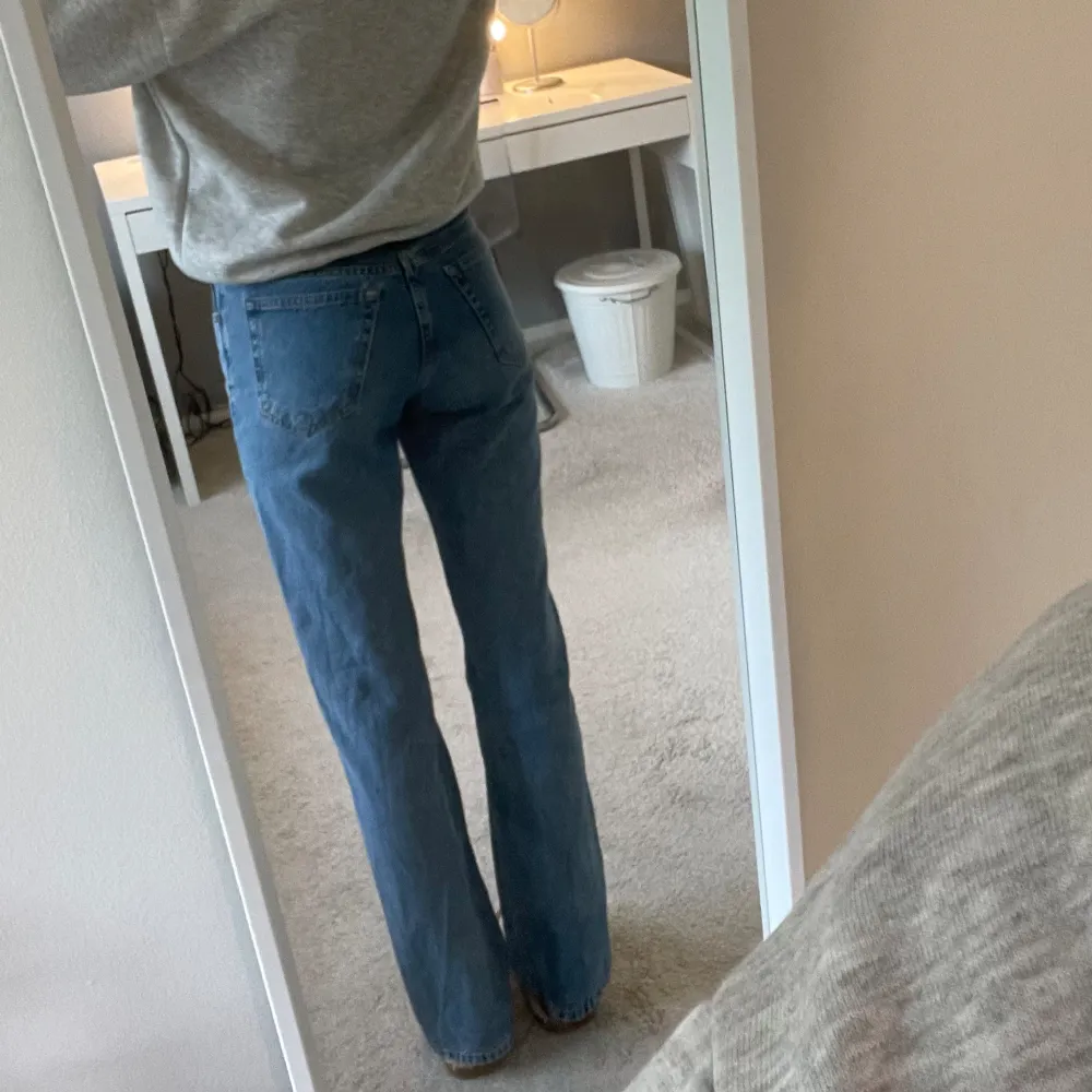 Mid Waist raka jeans från Bikbok i en klarblå tvätt, stl 24/32 och passar mig som i vanliga fall har S eller 36 på jeans!☺️. Jeans & Byxor.