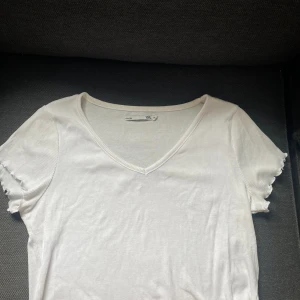 T-shirt med volang ärmar - Aldrig använd endast testad, vit topp med kolan ärmar