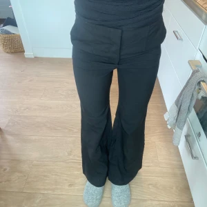 Arket Flare Kostymbyxor - Hör av dig om du har några frågor! Säljer ut hela garderoben så kolla gärna igenom min profil så kan jag samfrakta, evt ge rabatt!